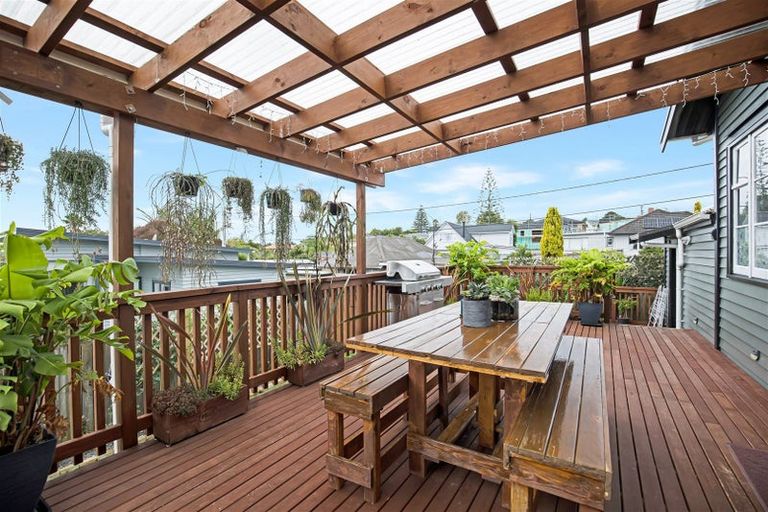 Photo of property in 275 Great North Road, Henderson, Auckland, 0612