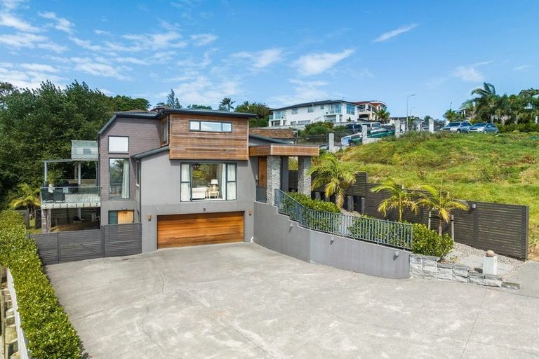Photo of property in 13 Bartells Drive, Goodwood Heights, Auckland, 2105