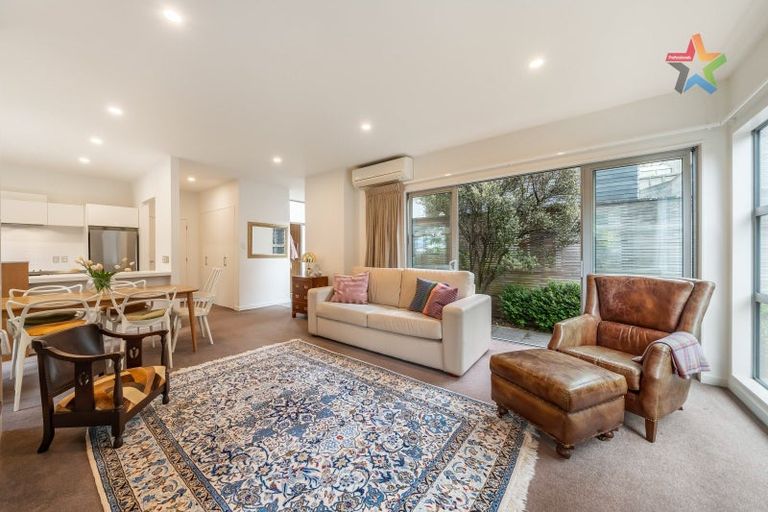 Photo of property in 2 Tiketike Way, Brooklyn, Wellington, 6021