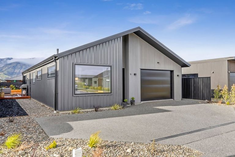 Photo of property in 19 Dunn Street, Lake Hawea, 9382