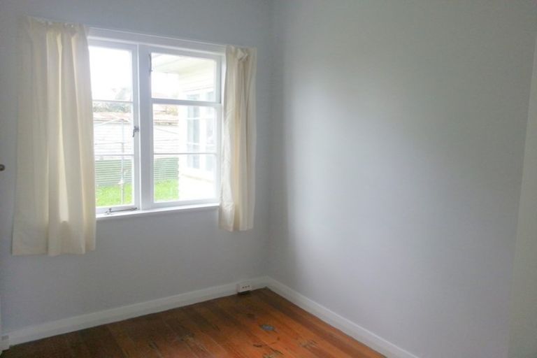 Photo of property in 1 Reid Road, New Lynn, Auckland, 0600