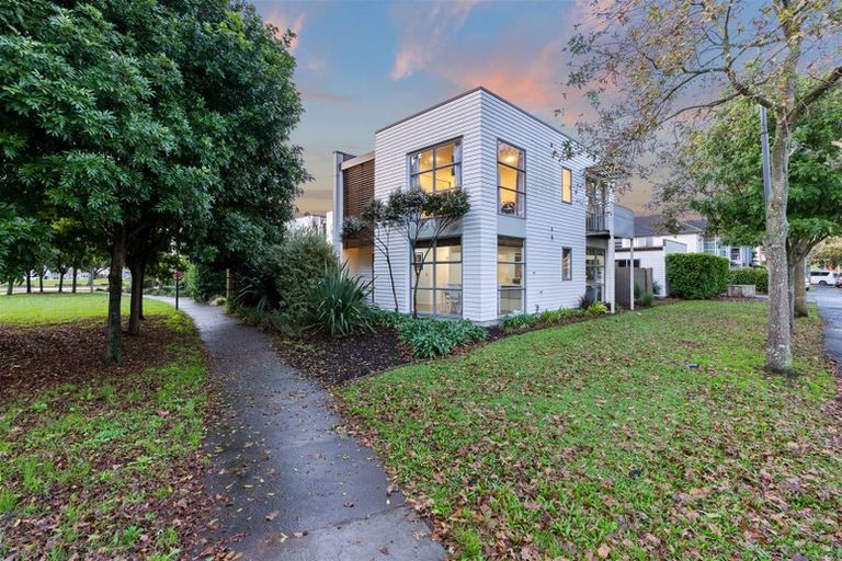 Photo of property in 15 The Track, Takanini, 2112