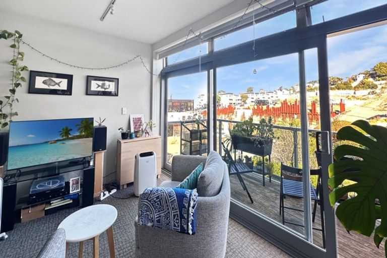 Photo of property in Revolucion Apartments, 207e/28 Torrens Terrace, Mount Cook, Wellington, 6011