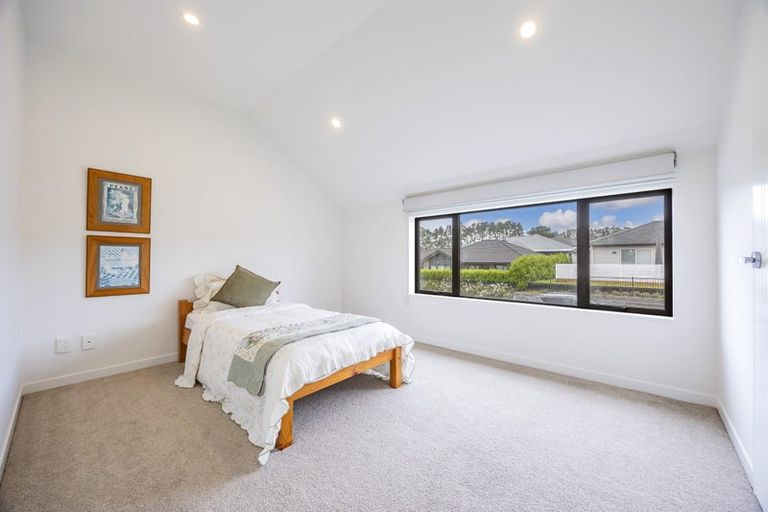 Photo of property in 1 Papa Orchard Drive, Kumeu, 0810