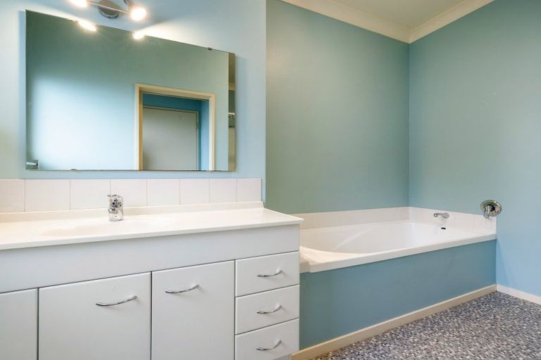 Photo of property in 26 Highgrove Drive, Grandview Heights, Hamilton, 3200