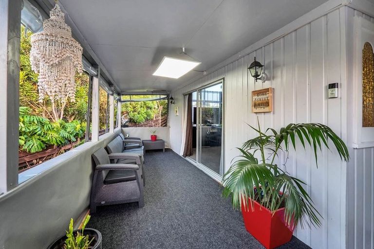 Photo of property in 33 Huruhuru Road, Massey, Auckland, 0614