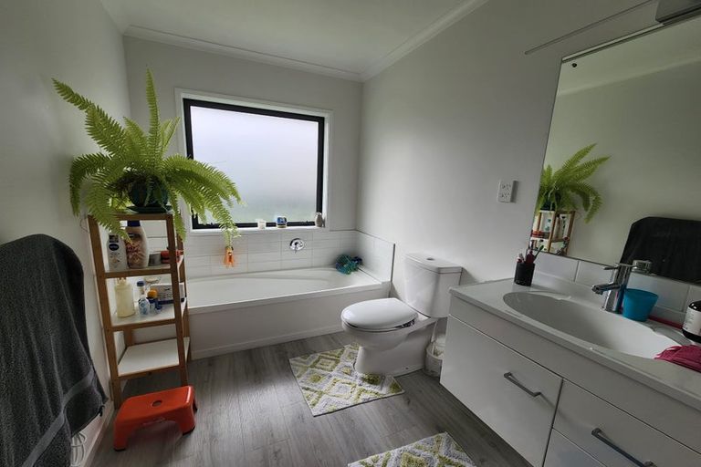 Photo of property in 10 Passchendaele Grove, Trentham, Upper Hutt, 5018