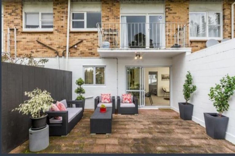 Photo of property in 4/24 Dawnhaven Drive, Te Atatu Peninsula, Auckland, 0610