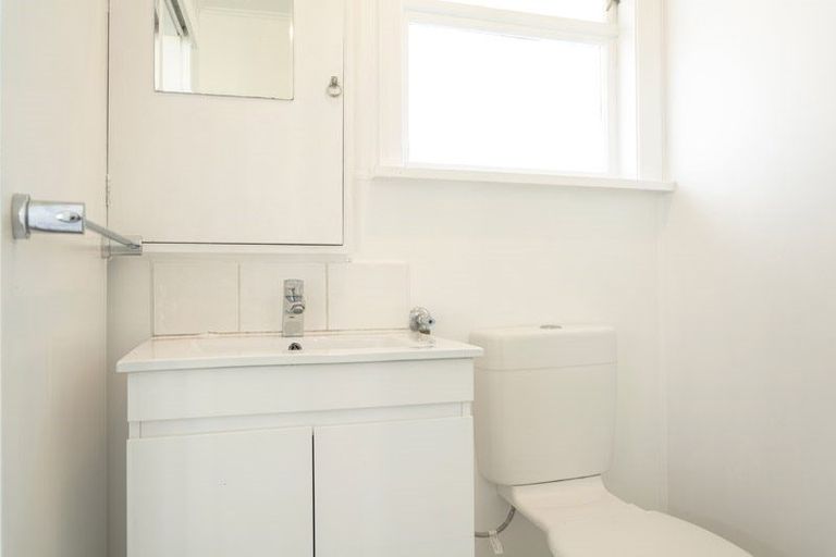 Photo of property in 38 Lyndfield Lane, Newlands, Wellington, 6037