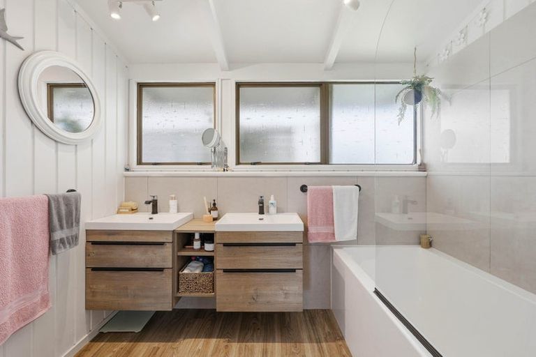 Photo of property in 6 Vela Place, Clarks Beach, 2122