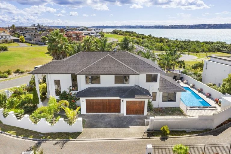 Photo of property in 23 Onemana Way, Te Atatu Peninsula, Auckland, 0610