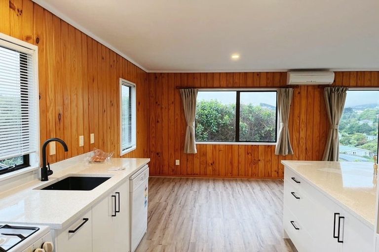 Photo of property in 42a Glanmire Road, Newlands, Wellington, 6037