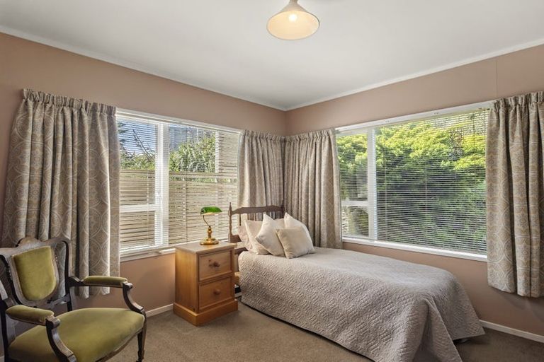 Photo of property in 70 Nevay Road, Karaka Bays, Wellington, 6022