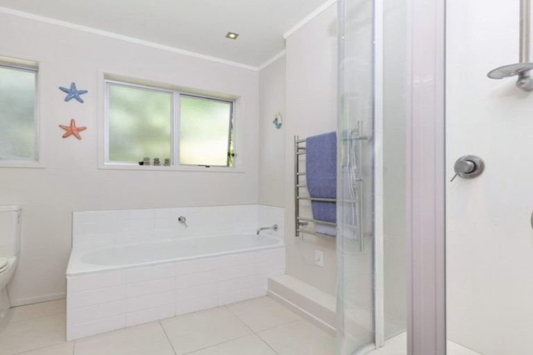 Photo of property in 39 Harbour View Road, Point Wells, 0986