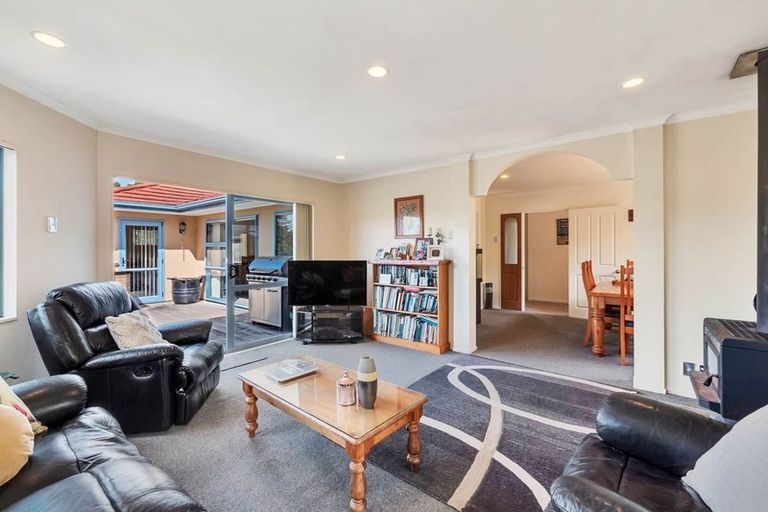 Photo of property in 14 San Vito Place, Henderson, Auckland, 0612