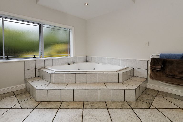 Photo of property in 56b Pleasant Road, Glen Eden, Auckland, 0602