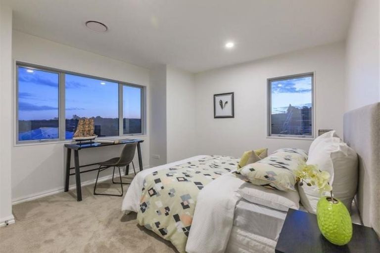 Photo of property in 10 Ian Gordon Lane, Orewa, 0931