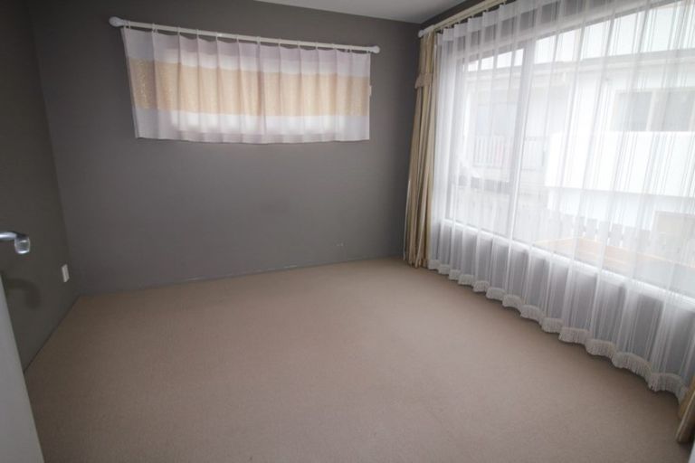 Photo of property in 28 Tamworth Crescent, Newlands, Wellington, 6037