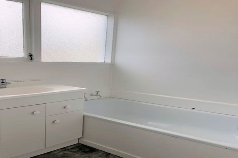 Photo of property in 42 Durham Street, Te Atatu Peninsula, Auckland, 0610