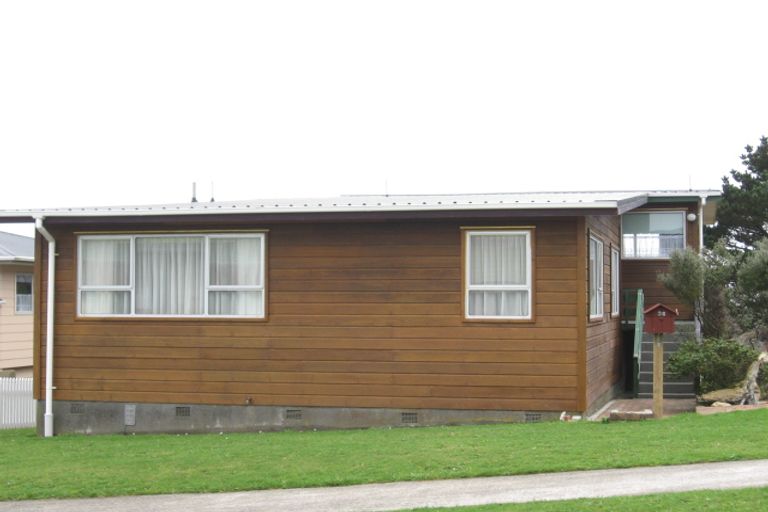 Photo of property in 36 Edgecombe Street, Newlands, Wellington, 6037