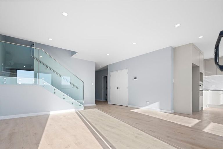 Photo of property in 8 Taipahitini Road, Rosehill, 2113