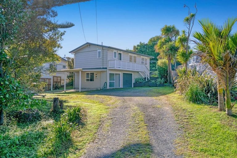 Photo of property in 5 Maori Hut Road, Red Beach, 0932