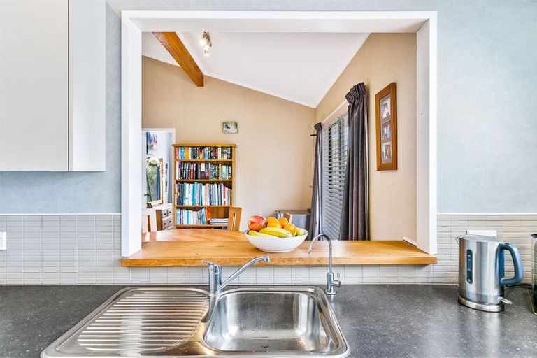 Photo of property in 77 Meadowvale Rise, Titirangi, Auckland, 0604