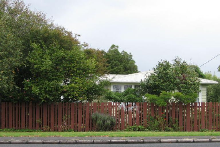 Photo of property in 33 Tirimoana Road, Te Atatu South, Auckland, 0602