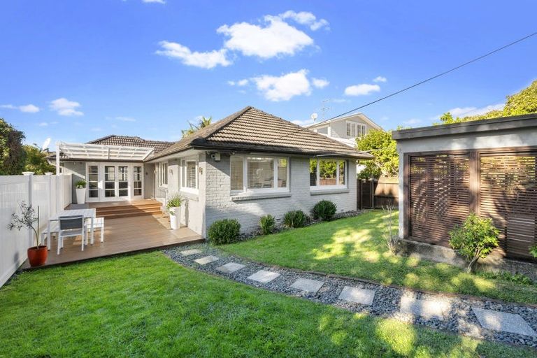 Photo of property in 1/123 Queen Street, Northcote Point, Auckland, 0627