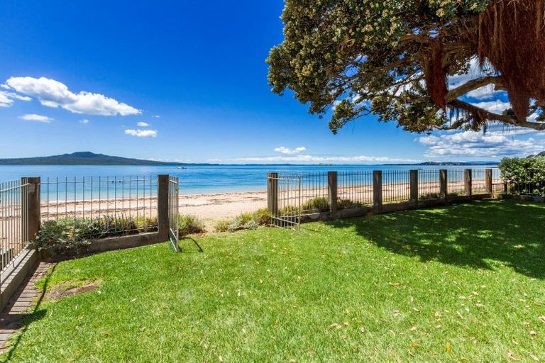 Photo of property in 30 Oxford Terrace, Coromandel, 3506