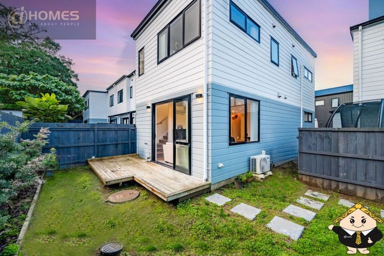 Photo of property in 5e Beach Road, Te Atatu Peninsula, Auckland, 0610