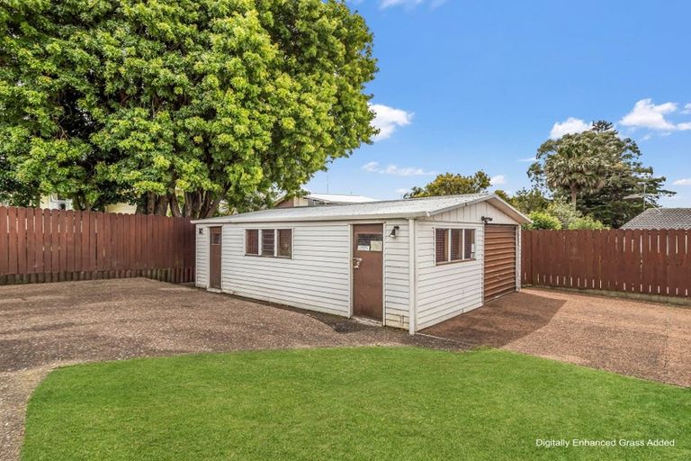 Photo of property in 28 Eyre Street, Henderson, Auckland, 0612