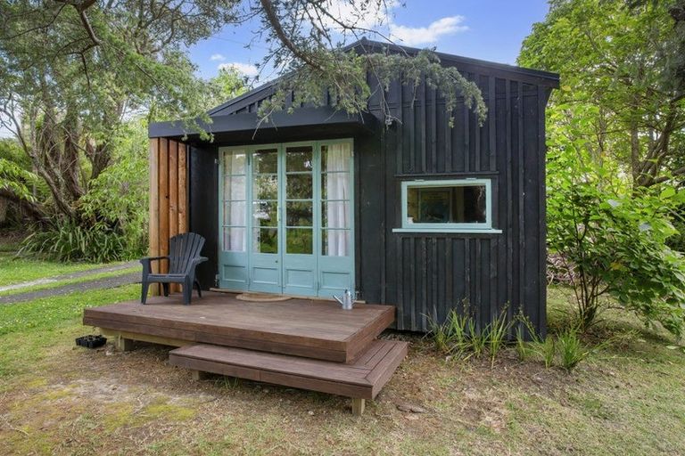 Photo of property in 18 Derwent Crescent, Titirangi, Auckland, 0604