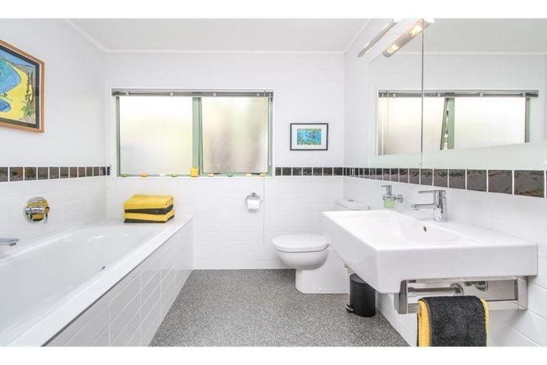 Photo of property in 11 Halder Place, Torbay, Auckland, 0632