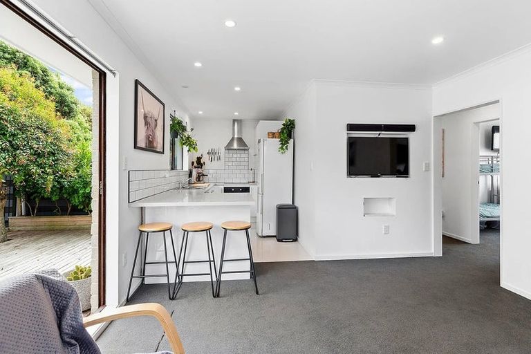 Photo of property in 27 Akaroa Drive, Maupuia, Wellington, 6022