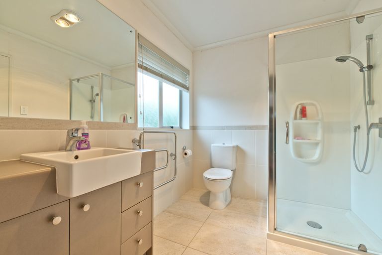 Photo of property in 16 Lake Road, Northcote, Auckland, 0627