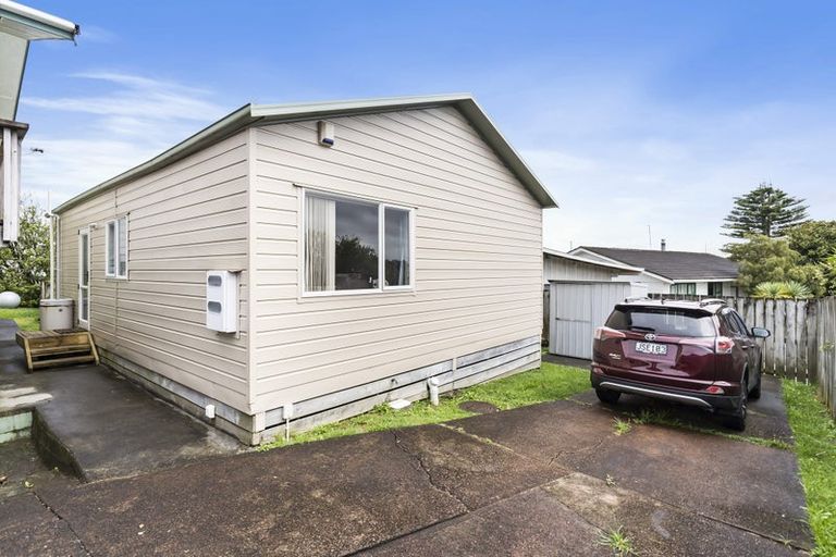 Photo of property in 17 Roick Parade, Glen Eden, Auckland, 0602