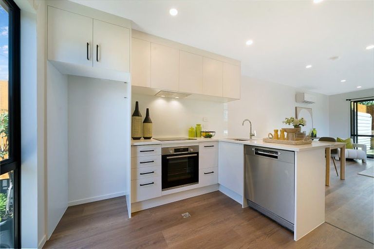 Photo of property in 2e Milich Terrace, Te Atatu South, Auckland, 0610