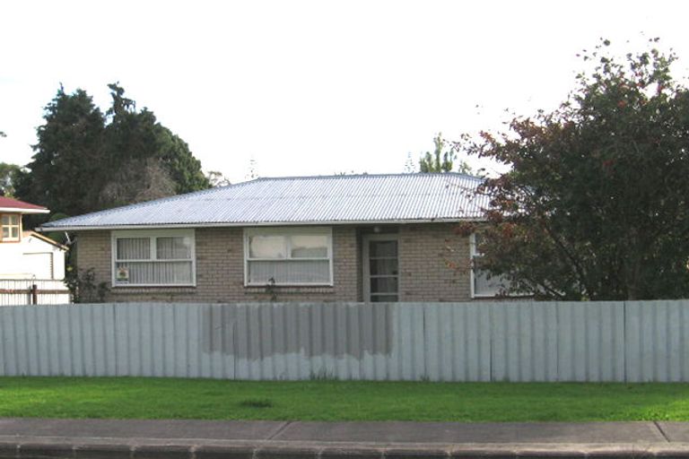 Photo of property in 14 Gill Avenue, Te Atatu Peninsula, Auckland, 0610