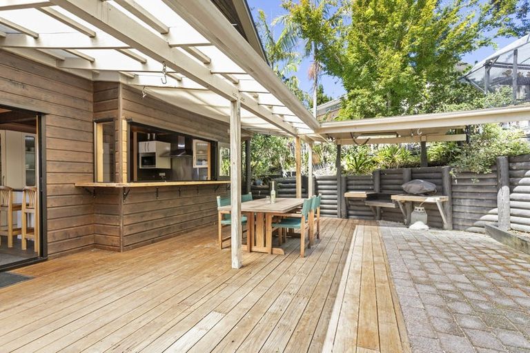 Photo of property in 9 Longfellow Parade, Glen Eden, Auckland, 0604