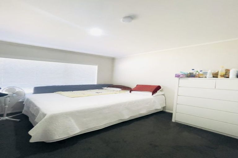 Photo of property in 1 Mellefont Close, East Tamaki Heights, Auckland, 2016