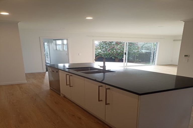 Photo of property in 2/462 East Coast Road, Windsor Park, Auckland, 0630