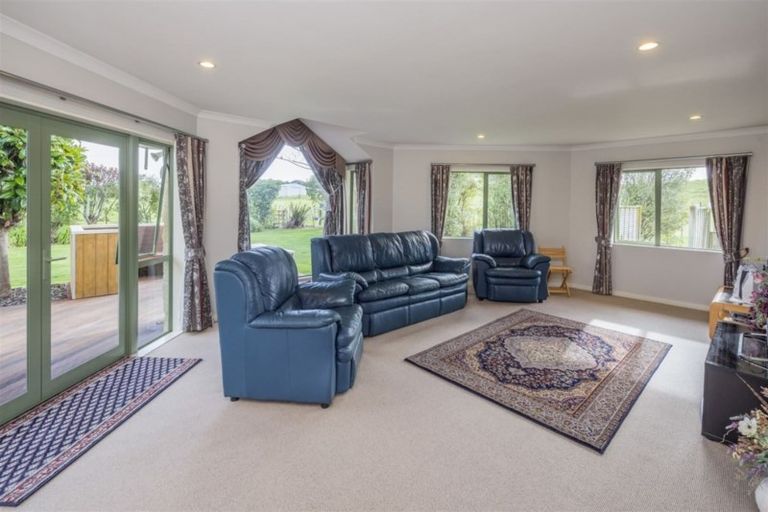 Photo of property in 28 Waipuna Grove, Levin, 5571