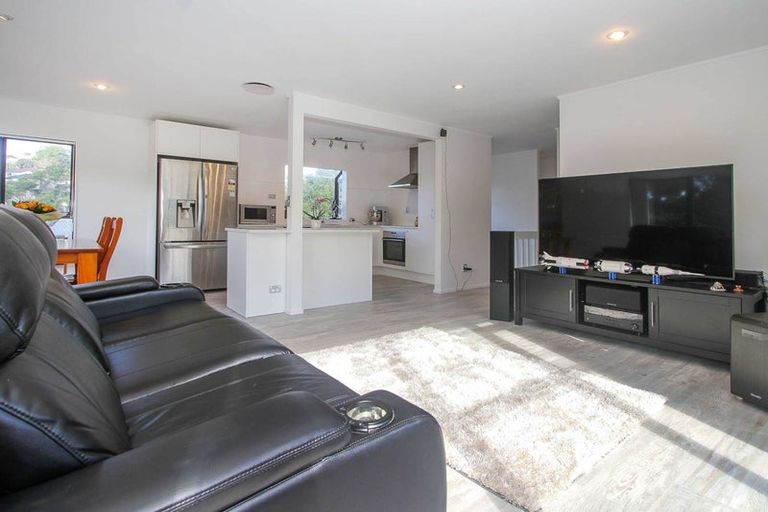 Photo of property in 1/2 Fernlea Rise, Bayview, Auckland, 0629