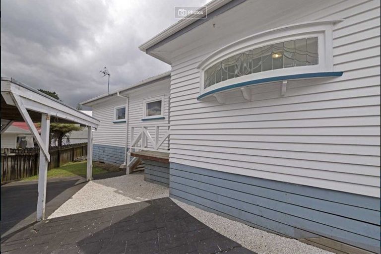 Photo of property in 23 Luckens Road, West Harbour, Auckland, 0618