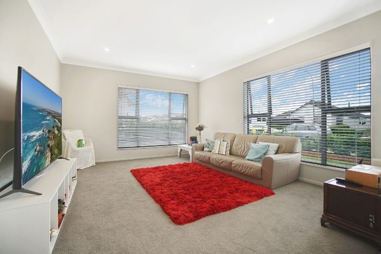 Photo of property in 14 Gelderland Way, Karaka, Papakura, 2113