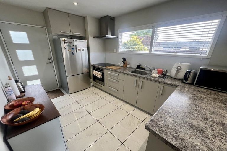 Photo of property in 2/5 Sarabande Avenue, Redwood, Christchurch, 8051