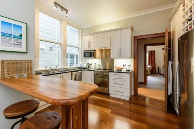 Photo of property in 135 Glenmore Street, Kelburn, Wellington, 6012