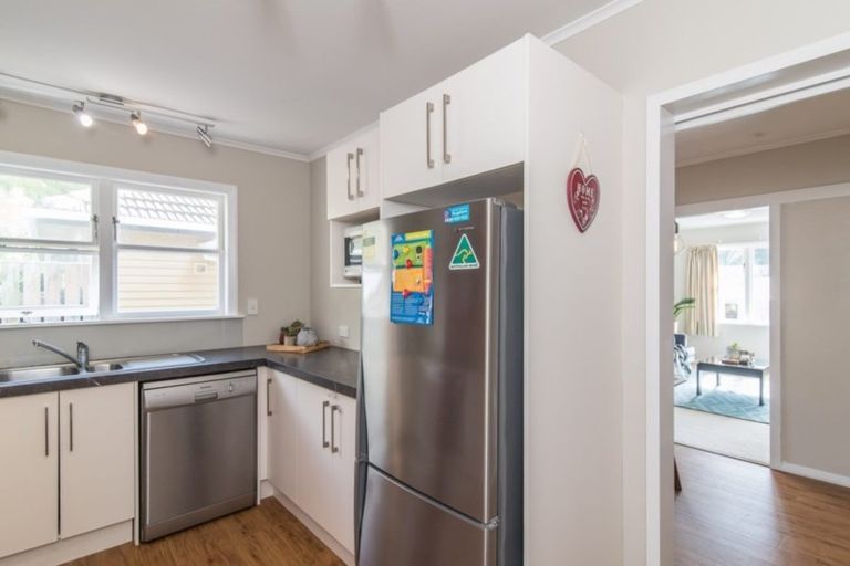 Photo of property in 49 Kiwi Crescent, Tawa, Wellington, 5028