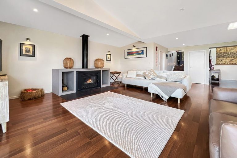 Photo of property in 56 Hollywood Avenue, Titirangi, Auckland, 0604
